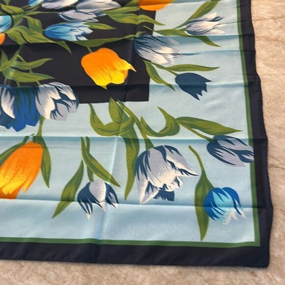 TULIP Scarf - Picture 2 of 4